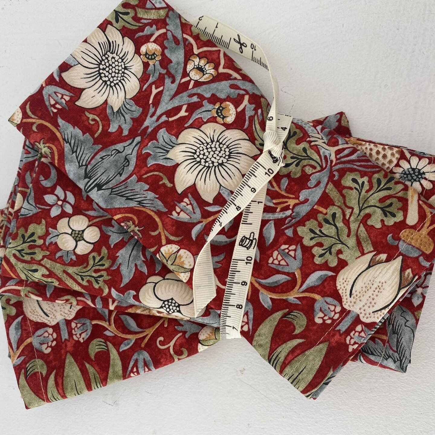 William Morris Fabric Napkins: Strawberry Thief Marigold RED