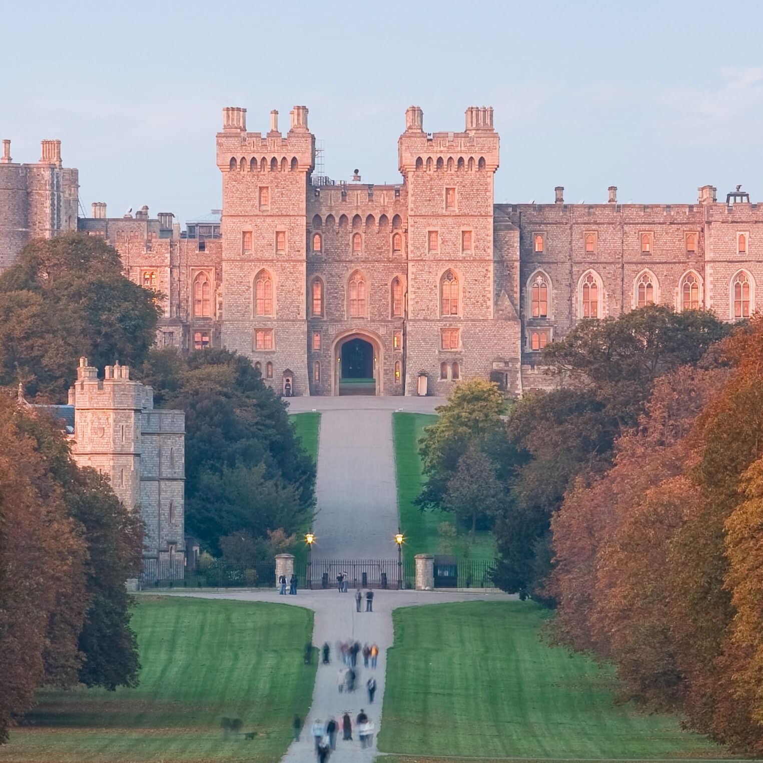 Windsor_Castle_at_Sunset Photo by DAVID ILIFF. License CC BY-SA 3.0 2