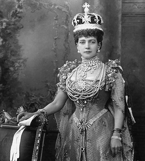 Queen-Alexandras-wearing-her-crown-the-Koh-i-Noor